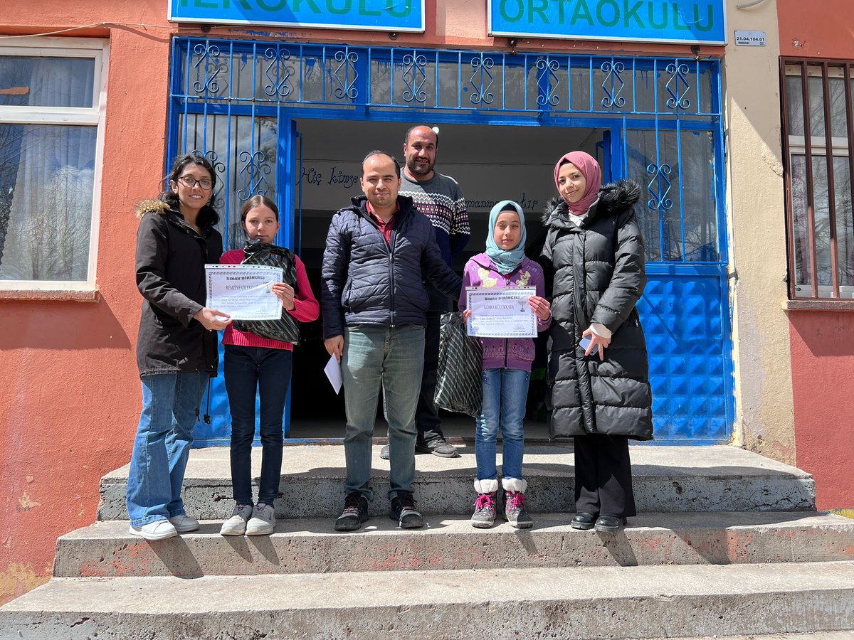 Deneme sınavında birinci olan öğrencilerimizi ödüllendirdik. Öğrencilerimizi tebrik ediyoruz, başarılarının devamını diliyoruz. 🎁📝

@vahityilmaz4821 <a href="/muratbozdogan21/">Bozdoğan Murat</a> <a href="/Kemal__DAYAN/">Kemal DAYAN</a> <a href="/Diyarbakirmem/">Diyarbakır İl Millî Eğitim Müdürlüğü</a> <a href="/CermikMEM/">Çermik Milli Eğitim Müdürlüğü</a> <a href="/MemBasin21/">Diyarbakır MEM Basın</a>