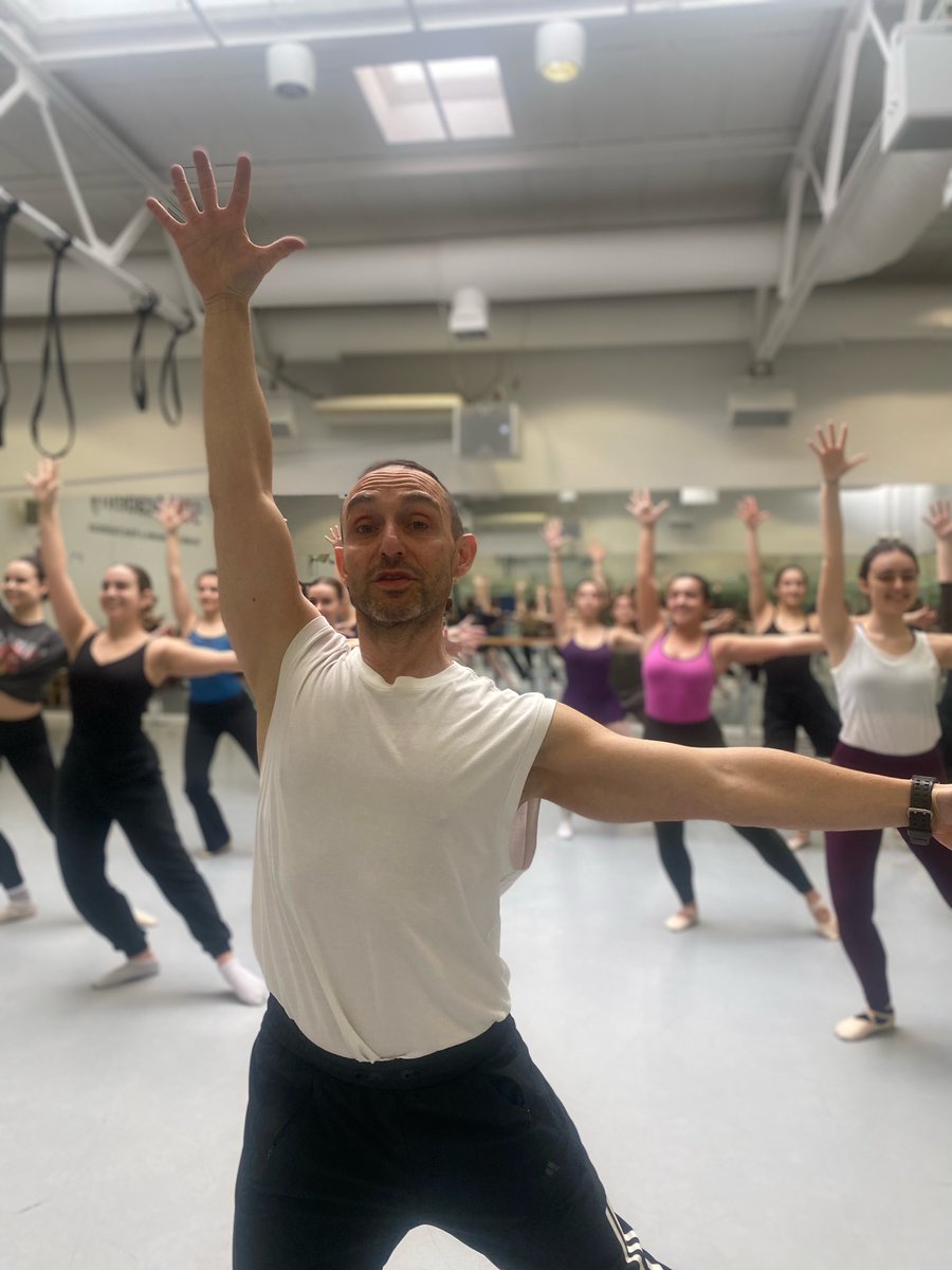 aisge's tweet photo. ¿Te gustan los musicales? ¿El baile? #DavidMur impartirá durante el segundo trimestre del año un curso de danza jazz de teatro musical en el #CentroActúa. Los martes por la mañana, del 18 de abril al 27 de junio.
¡Inscríbete antes del 12 de abril!
https://t.co/PhhXG4ZOQM https://t.co/2POgf6VpsF