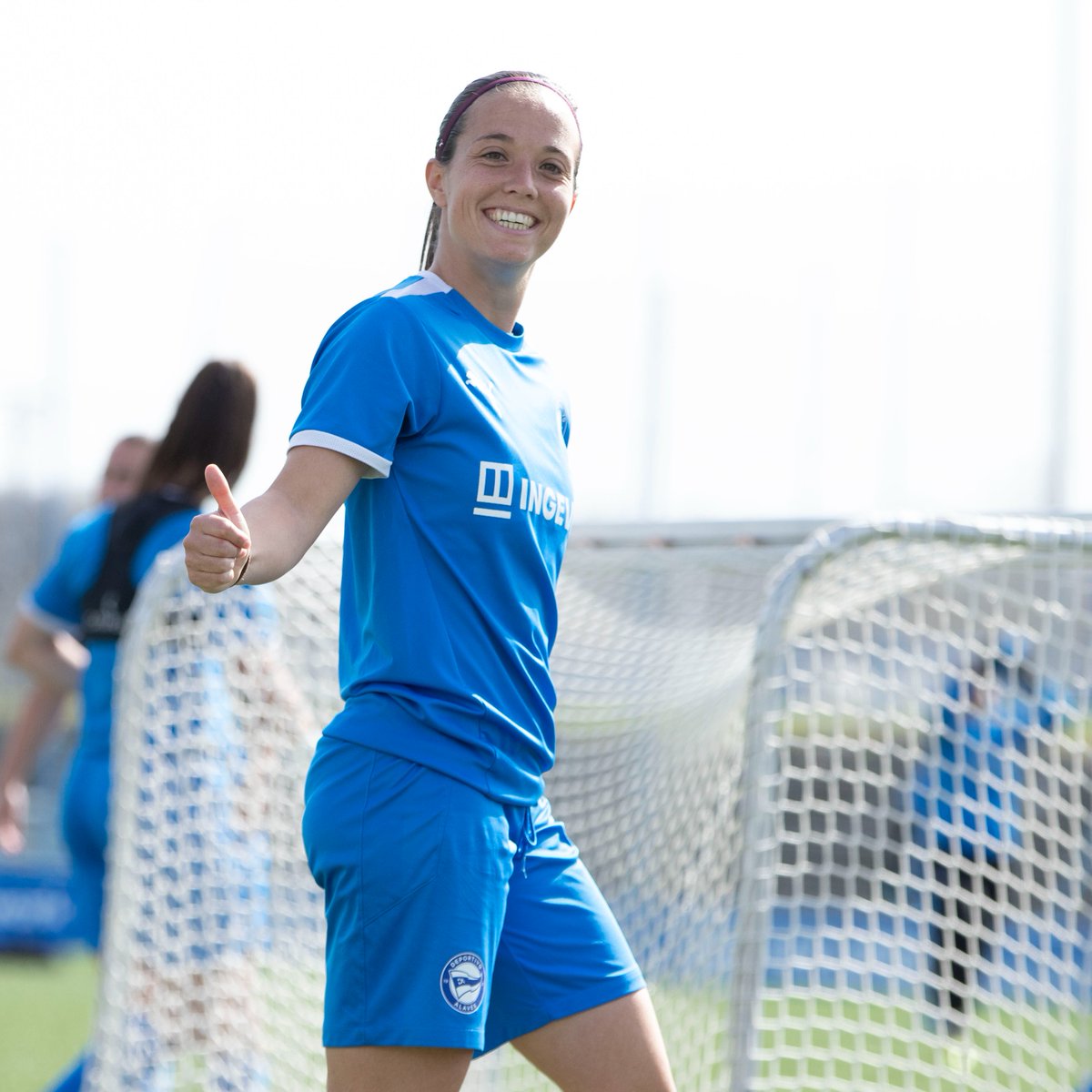 2⃣ días para el #SevillaFCAlavés 

🤗 <a href="/alba_aznar/">Alba.</a> 

#AltaLaFrente 🔵⚪️