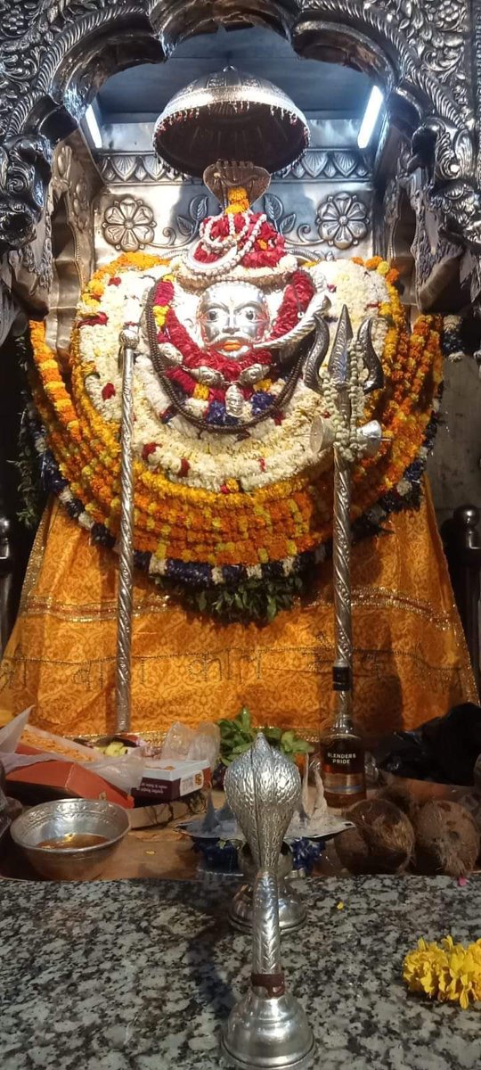 PracticalSpy's tweet photo. श्री काशी के कोतवाल बाबा काल भैरव मंदिर के मंगला आरती दिव्य श्रृंगार दर्शन 30.03.2023 https://t.co/cvGDMOCJoy