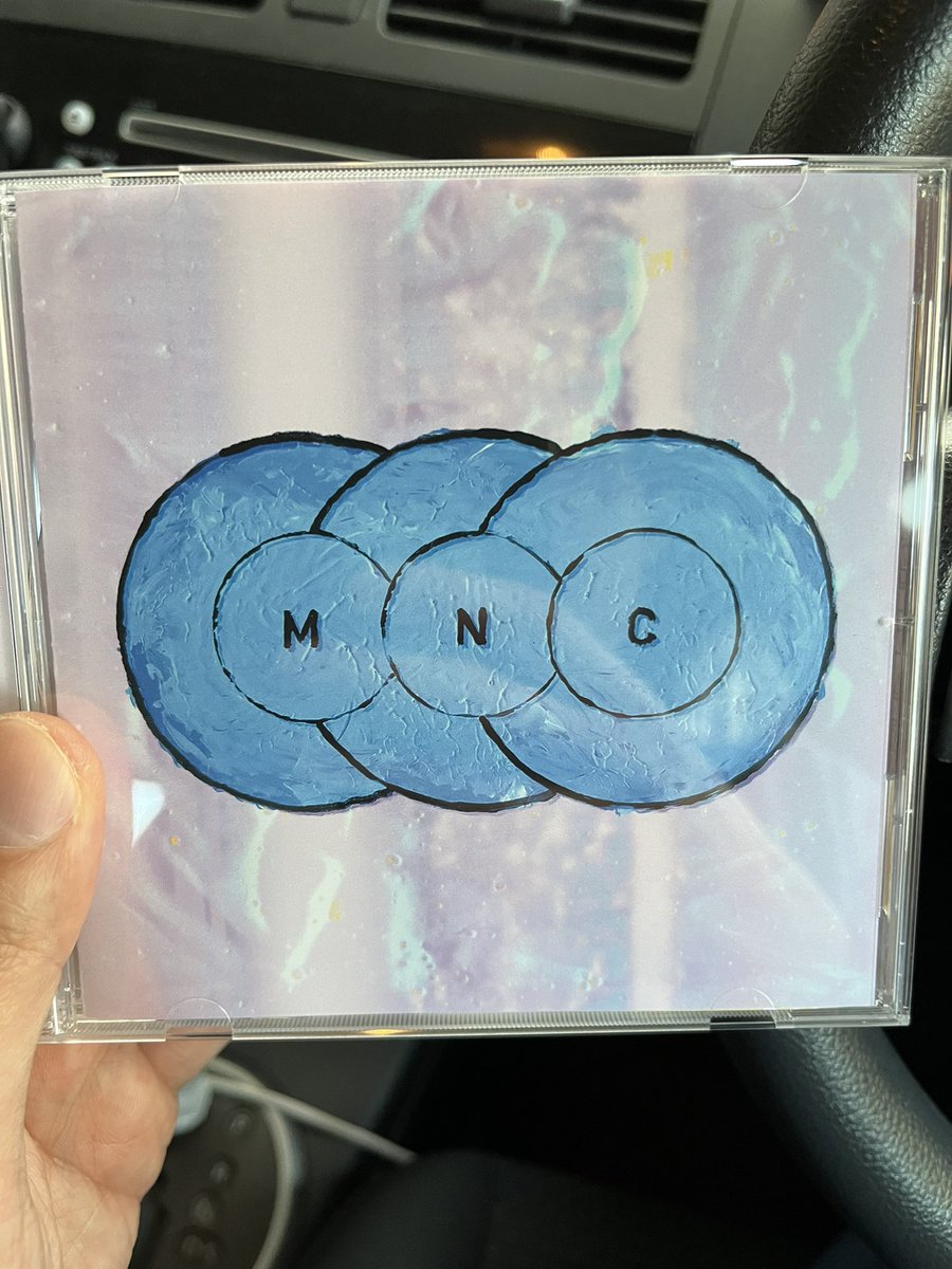 zunou_syounen's tweet photo. MONJU N CHIEのアルバムをゲット!車で聴いてる。ノリがいいから運転が楽しくなる。
聴いてたら2019年に新宿のSpincoaster Music Barや、代々木公園でライブを観たのを思い出して懐かしくなった。まだ3年半くらいしか経ってないのに大昔に感じる。
#モンチエ #monjunchie https://t.co/cl7dGCkfIH