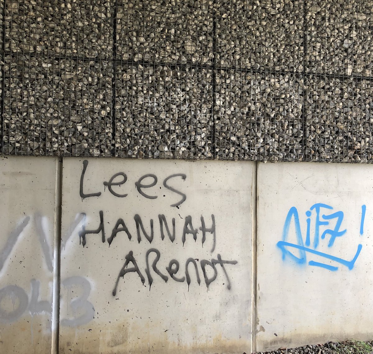 SomersKarin's tweet photo. Geen speld tussen te krijgen #graffiti https://t.co/60hlxsTWAe