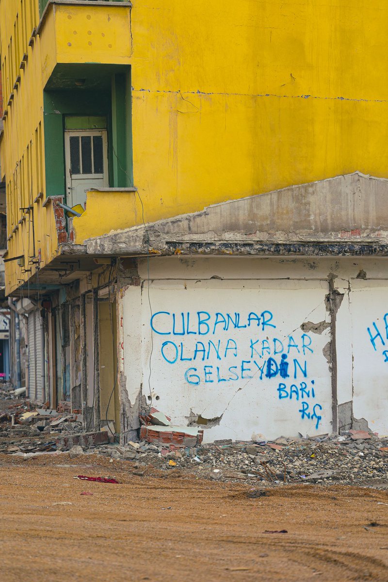 Bazen herşey susar, herkes susar duvarlar konuşur.