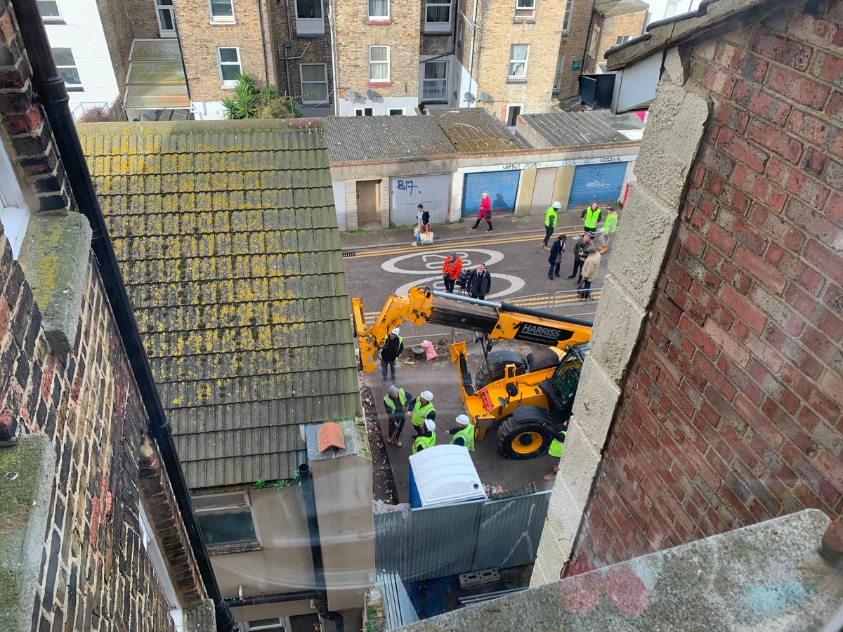 _jayenne's tweet image. It's moving day for #banksy' #valentinesDayMascara
Let's hope it really is going on permanent display at #Margate's @DreamlandMarg