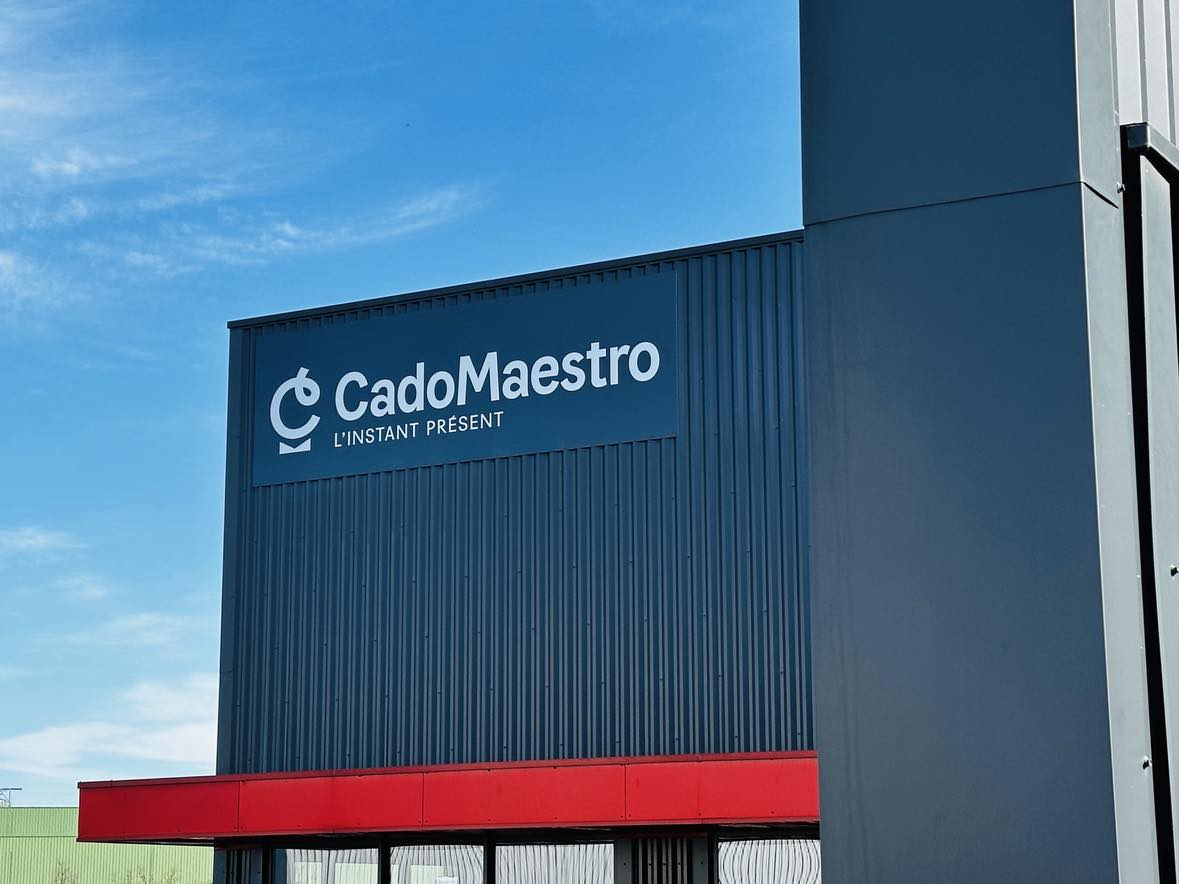 S'afficher en géant ! 🤩
Nos locaux sont désormais habillés de notre nouveau logo. De passage dans le coin, vous ne pourrez pas nous louper. 
Quel plaisir de voir cette nouvelle identité en place après plus d'une année de travail et de réflexion ! 

#branding #logo