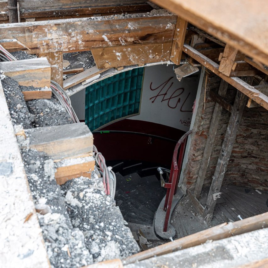 scheunedresden's tweet image. Wenn ihr immer up to date sein wollt, was die #Sanierung der #scheune betrifft, dann schaut doch mal auf unserem #telegramChannel vorbei. Hier gibt ein monatliches Update zu den Bauarbeiten.

► Folgt uns auf:
t.me/scheunesanieru… 

Fotos: Peter Zuber - AG Stadtdokumentation