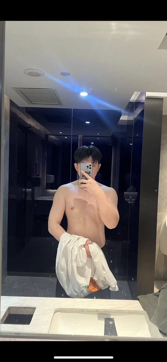 9unlle's tweet photo. 卧推80 硬拉110 深蹲不练 要开始练手臂啦 #健身 #肌肉控 https://t.co/pyjSpac8JU