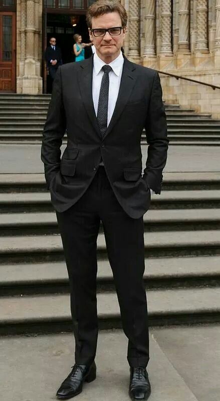 革靴の結び目描かないイラストたまに見るけどもしかして靴売り場のディスプレイや通販サイトの靴紐中に入れてる写真見てそのまま描いてる?本場紳士も普通に結びだけどなと思ったけどそういうファションあるんだろうな、いや革靴ってフィットするの履くんで紐中に入れると痛いだろうと思っただけなんで 