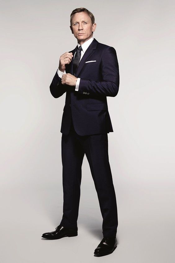 革靴の結び目描かないイラストたまに見るけどもしかして靴売り場のディスプレイや通販サイトの靴紐中に入れてる写真見てそのまま描いてる?本場紳士も普通に結びだけどなと思ったけどそういうファションあるんだろうな、いや革靴ってフィットするの履くんで紐中に入れると痛いだろうと思っただけなんで 