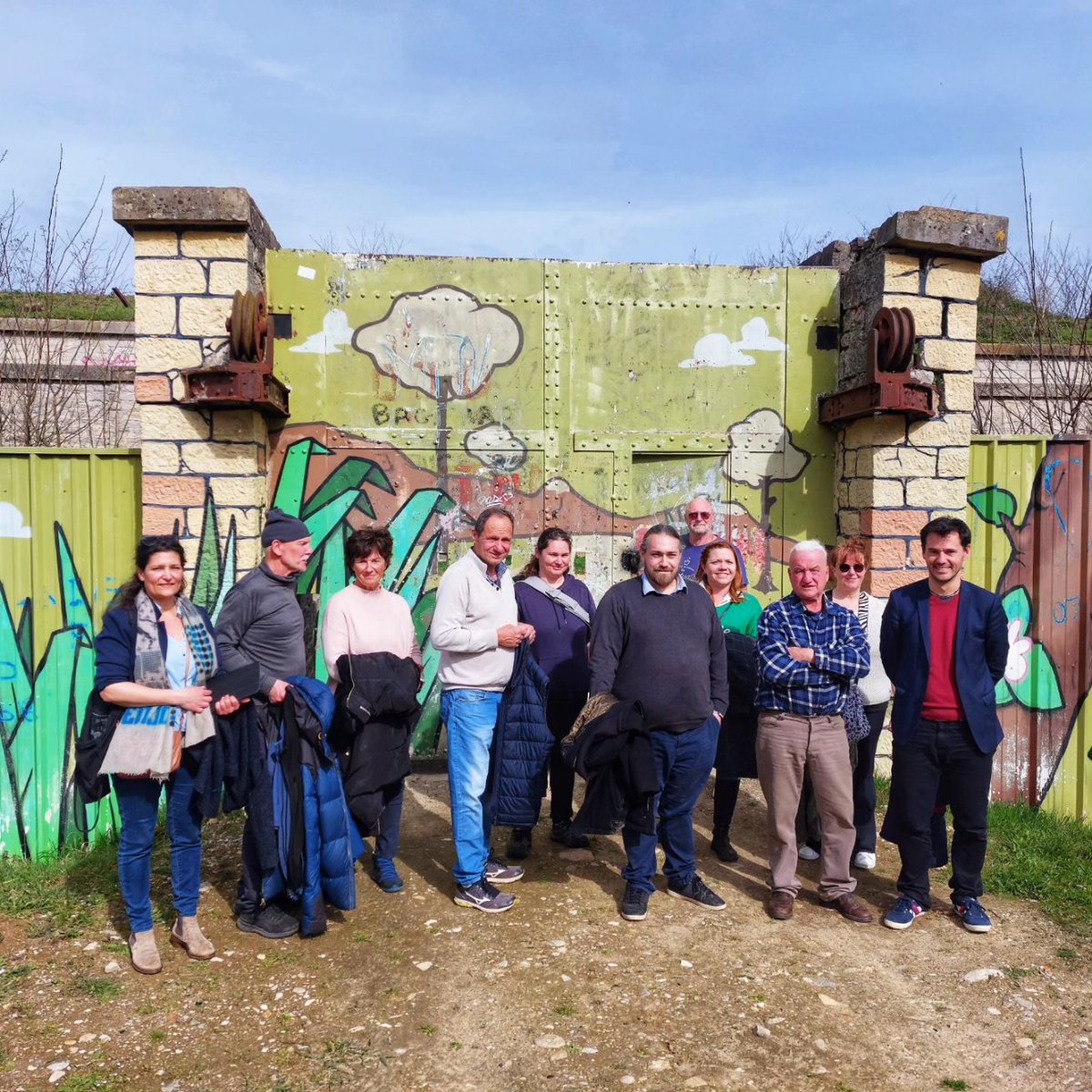 MaximeMeyer01's tweet photo. Journée à #Neyron pour créer des liens entre l'Ain et Lyon💚
Découverte de @fortspourdemain, asso dont le but est de créer des forêts-jardins autour du fort de Sermenaz. Datant de 1879, ce fort deviendra bientôt un tiers-lieux grâce aux élus locaux.
Bravo pour tous ces projets👏 https://t.co/YY1Q3CaRrj