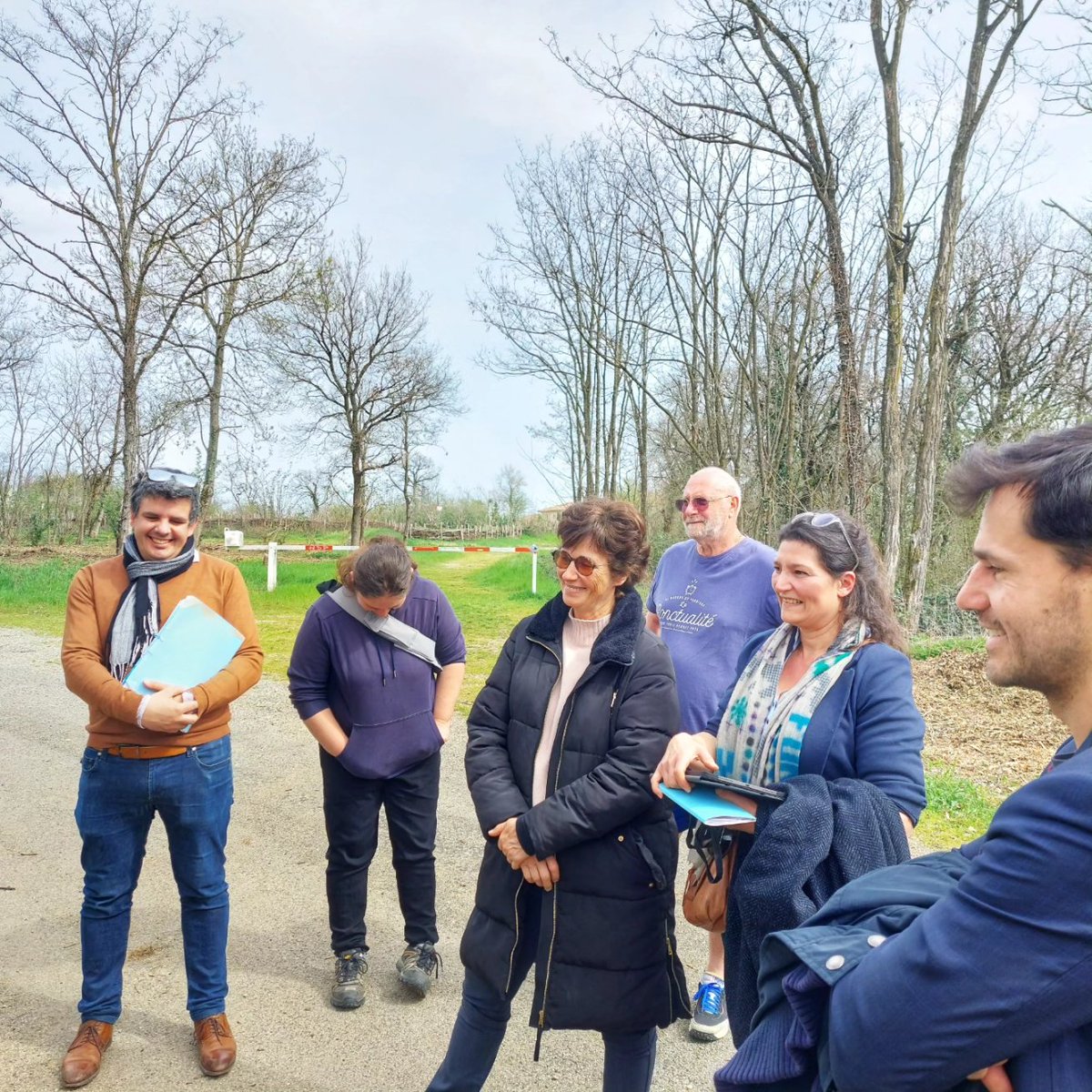 MaximeMeyer01's tweet photo. Journée à #Neyron pour créer des liens entre l'Ain et Lyon💚
Découverte de @fortspourdemain, asso dont le but est de créer des forêts-jardins autour du fort de Sermenaz. Datant de 1879, ce fort deviendra bientôt un tiers-lieux grâce aux élus locaux.
Bravo pour tous ces projets👏 https://t.co/YY1Q3CaRrj