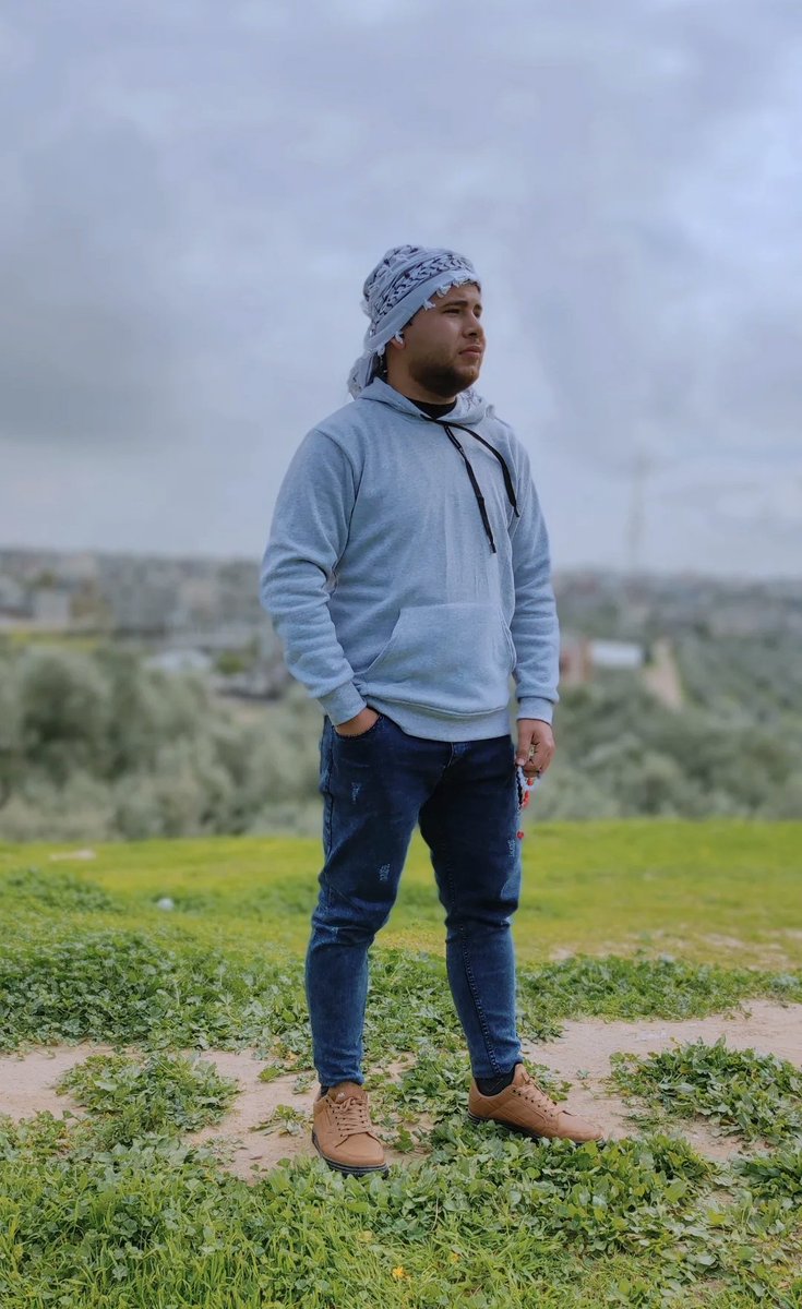 ZekaGaper's tweet photo. أنا الأرضُ
والأرض أنتِ
خديجة ! لا تُغلقي الباب
لا تَدخلي في الغياب
سنطردهم من إناء الزهور وحبل الغسيل
سنطردهم عن حجارةِ هذا الطريق الطويل
سنطردهم من هواء الجليل " 🇵🇸❤️
#يوم_الارض https://t.co/2tQXVZlKrp