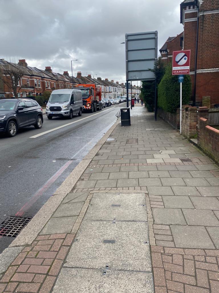 TootingCons's tweet image. An example of the traffic chaos caused by the road restrictions north of Wandsworth Bridge. 🛑 

Support our campaign to get Wandsworth Council to stand up for local residents here in our Borough: bit.ly/3KjxcA1