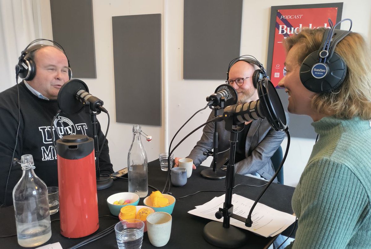 marienyhus's tweet image. I dag har vi optaget 🎧Budskab #110 - med påskeæg på bordet - @emilnielsen og @SrenSndergaard8 taler om Musikkens Hus i Aalborg der gjorde en krise til en katastrofe, og om @moderaterne_dk's årsmøde. Lyt med kl. 14 👌 #komdk #dkmedier #dkpol