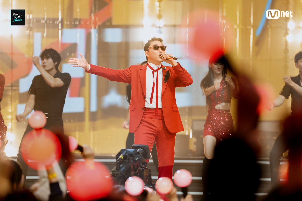 MnetKR's tweet photo. [#MnetPRIMESHOW/스테이지 포토] #싸이 ②
안방을 콘서트장으로 만들었던 Mnet PRIME SHOW 무대 사진 대공개!🎉

세상에 없던 조합, 세상에 없던 무대, 세상에 없던 이야기,
Mnet PRIME SHOW

#엠넷프라임쇼 #PRIMESHOW #프라임쇼 #PRIMEARTIST #프라임아티스트 #여자아이들 #GIDLE #PSY #Mnet #엠넷 https://t.co/QpYFz0nF3M