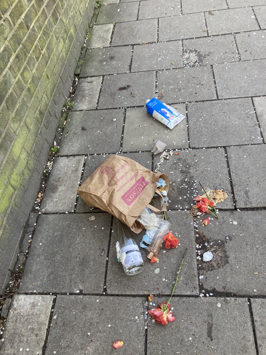 ClaireFry43's tweet photo. Can somebody empty the bin and sweep the road just outside sainsburys by the bus stop? Reported 2 days ago and still there!Disgusting having to walk through this with my young children daily. #forgottonbitofwimbledon #nevercleaned #muckymerton https://t.co/F52j5uEJCf