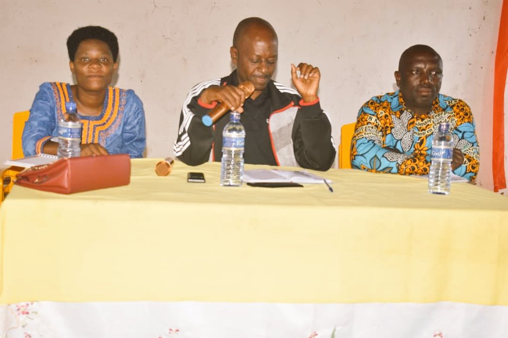 BubanzaCommune2's tweet photo. 1/#Burundi:Mw'isekeza arimwo ryo kugendera Abenegihugu abasanze kuma Zone,Kuri uyu wa 30/3/2023, Buramatari wa @BubanzaProvince yagiraniye ikiyago n'abenegihugu bo muri Zone #Butanuka ya Komine #Mpanda , muntumbero yo kubaha ijambo no kwishura Ibibazo bibahanze.
@MininterInfosBi. https://t.co/ZE2egSIKlQ
