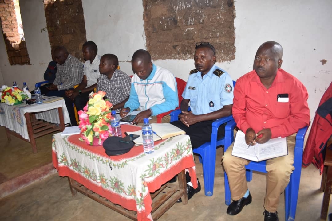 BubanzaCommune2's tweet photo. 1/#Burundi:Mw'isekeza arimwo ryo kugendera Abenegihugu abasanze kuma Zone,Kuri uyu wa 30/3/2023, Buramatari wa @BubanzaProvince yagiraniye ikiyago n'abenegihugu bo muri Zone #Butanuka ya Komine #Mpanda , muntumbero yo kubaha ijambo no kwishura Ibibazo bibahanze.
@MininterInfosBi. https://t.co/ZE2egSIKlQ