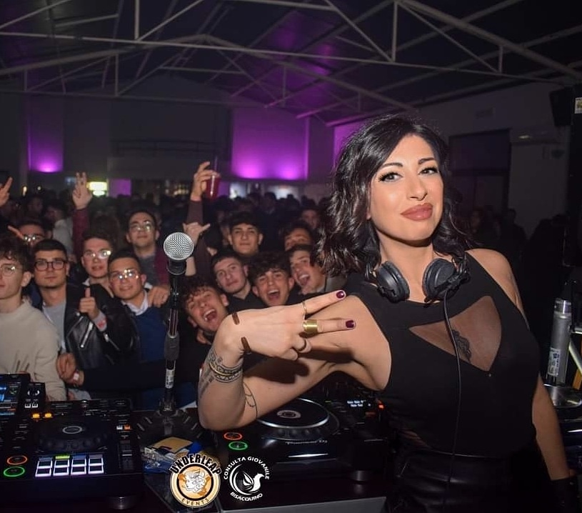 La dj siciliana Claudia Giannettino seconda agli oscar della musica dance siciliaedonna.it/cinema-e-spett… 
#musicadance #dj #ClaudiaGiannettino #disco #discoteca