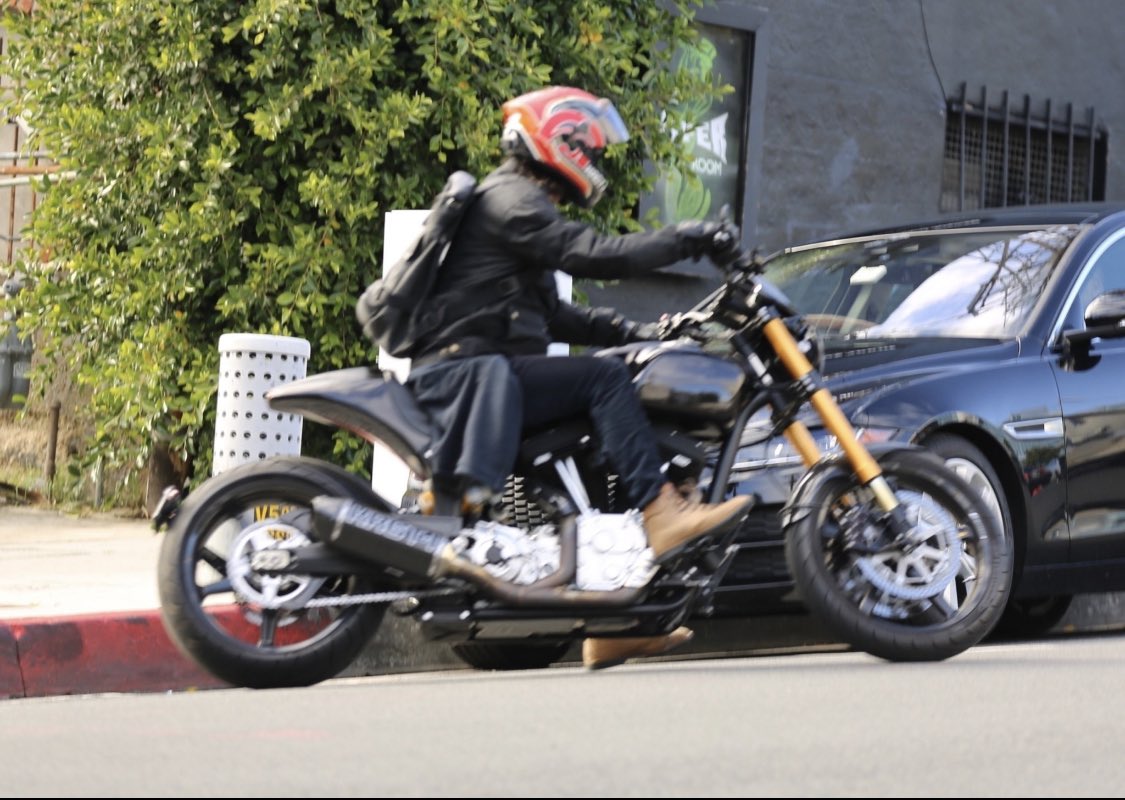 HollyWeird32's tweet photo. #keanureeves #viperoom 

PICTURES CREDIT TO THE OWNER https://t.co/6yqWmXpiPM