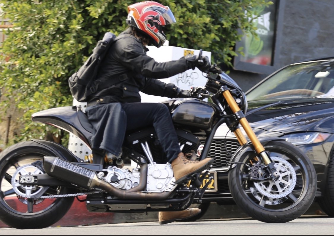 HollyWeird32's tweet photo. #keanureeves #viperoom 

PICTURES CREDIT TO THE OWNER https://t.co/6yqWmXpiPM