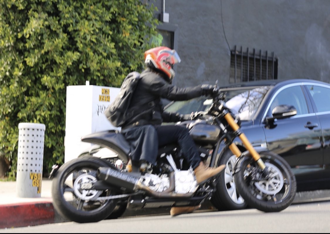 HollyWeird32's tweet photo. #keanureeves #viperoom 

PICTURES CREDIT TO THE OWNER https://t.co/6yqWmXpiPM