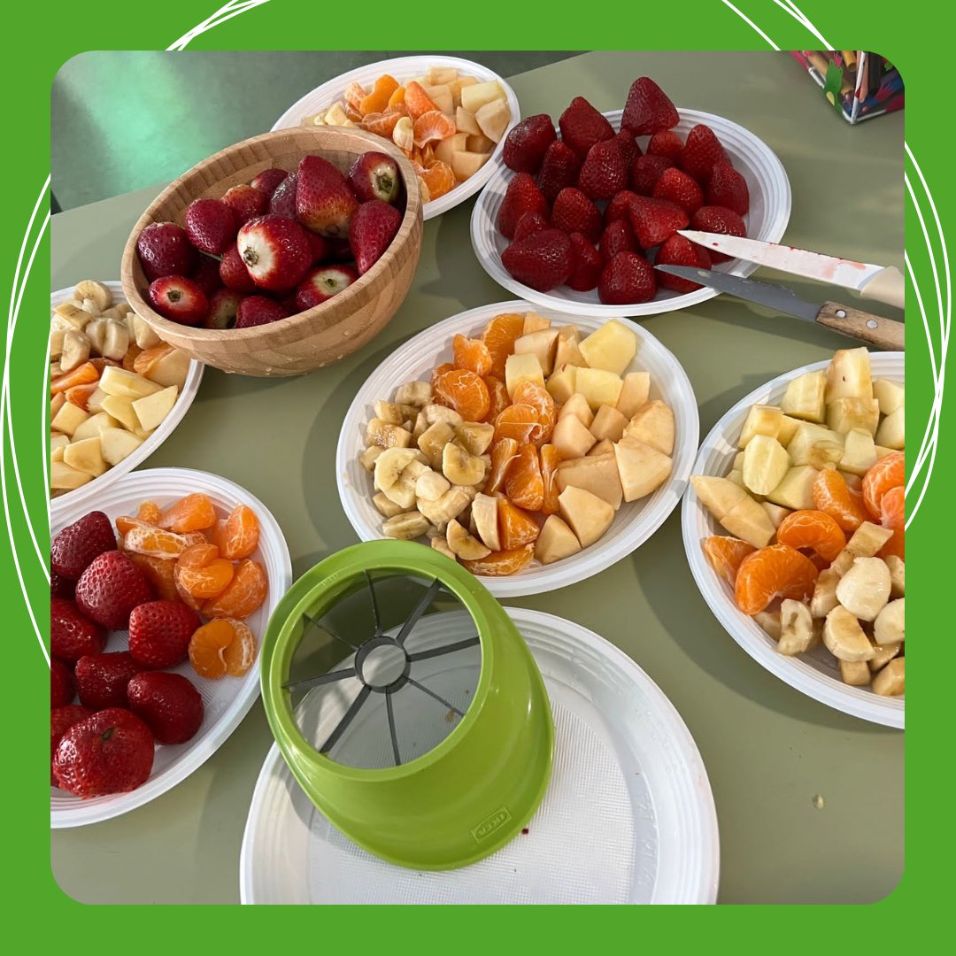 EOssoZ's tweet photo. Los alumnos de 2º de infantil, en el proyecto “Chiquichef” elaboran ricas brochetas saludables con frutas.

#unasumabrillante #colegiobilingüe #zaragoza #teresianas @feteresiana #brochetas #saludables https://t.co/RNPULHzrdS
