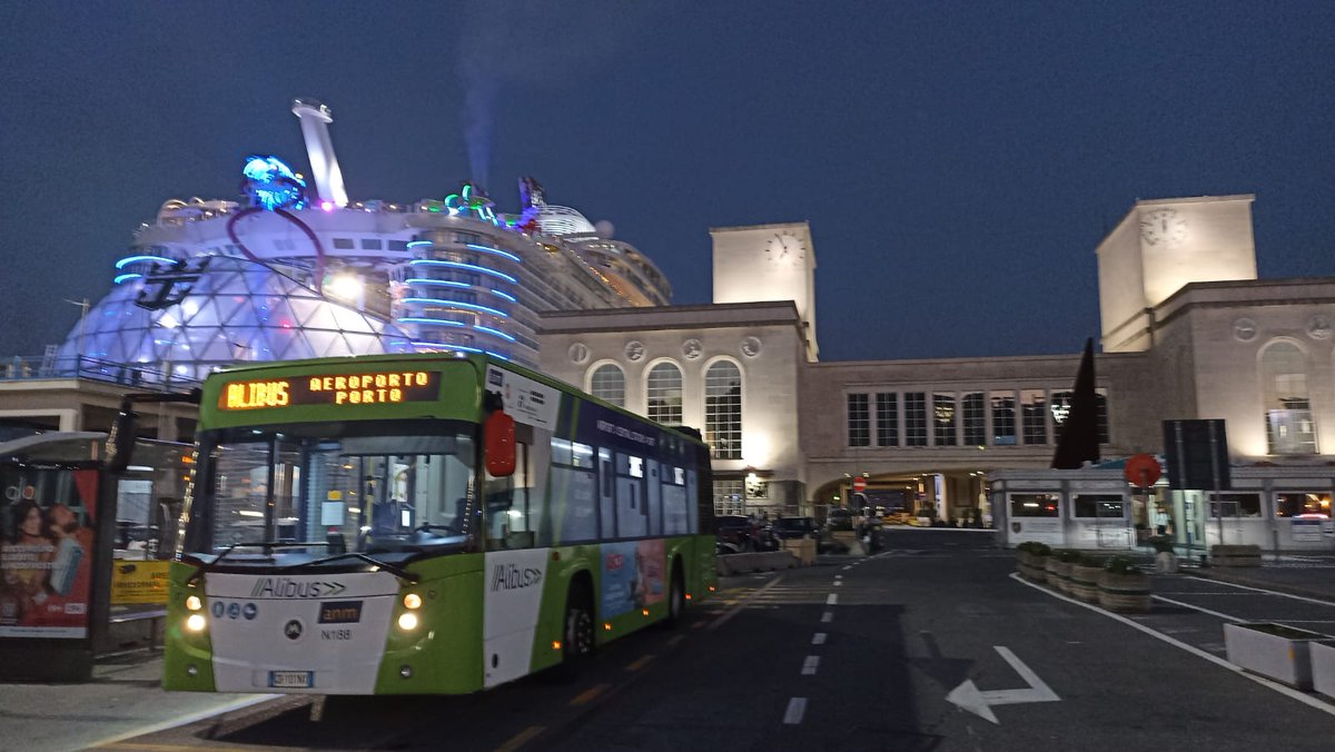 anmnapoli's tweet photo. ✈️🚍⛴ Per raggiungere l' @AeroportoNapoli dal Porto oppure dalla stazione Centrale, utilizza l'#Alibus. 
🔹E' comodo, veloce e conveniente. 
🔹 Effettua solo tre fermate
🔹 Ha una frequenza di 10'
info su orari, biglietti, tempi di percorrenza, fermate 👉https://t.co/H9TxYo9zK5 https://t.co/mwLU8irri9