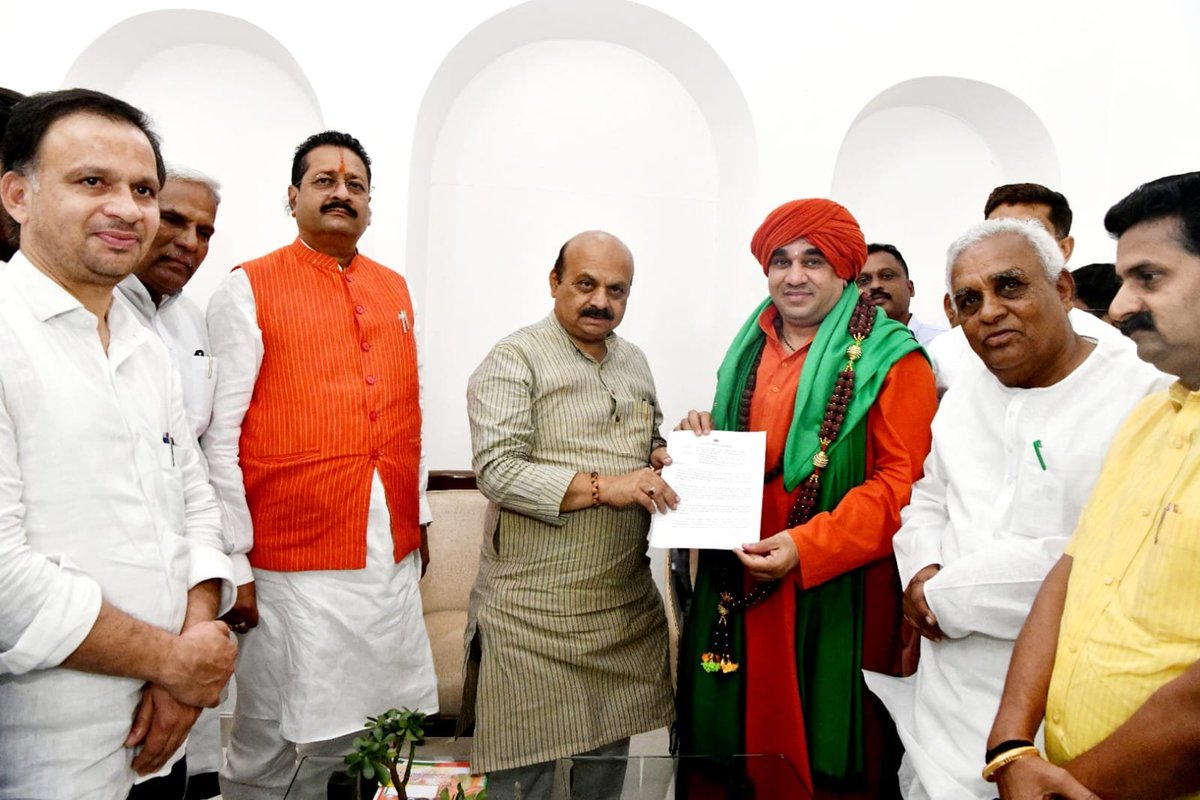 BSBommai's tweet photo. ಇಂದು ಕೂಡಲ ಸಂಗಮ ಪಂಚಮಸಾಲಿ ಪೀಠದ ಜಗದ್ಗುರು ಶ್ರೀ ಬಸವಜಯ ಮೃತ್ಯುಂಜಯ ಸ್ವಾಮೀಜಿಗಳು, ಸರ್ಕಾರ ಇತ್ತಿಚೆಗಷ್ಟೇ ಆದೇಶಿಸಿದ್ದ ರಾಜ್ಯದ ವೀರಶೈವ-ಲಿಂಗಾಯತ ಸಮುದಾಯದ ಮೀಸಲಾತಿ ಪ್ರಮಾಣದ  ಹೆಚ್ಚಳದ ಆದೇಶ ಪತ್ರವನ್ನು ಪಡೆದುಕೊಂಡು, ನುಡಿದಂತೆ ನಡೆದ ಸರ್ಕಾರವನ್ನು ಶ್ಲಾಘಿಸಿದರು, ಅಖಂಡ ಸಮುದಾಯದ ಪರವಾಗಿ ಸನ್ಮಾನ ಸ್ವೀಕರಿಸೆದೆನು. https://t.co/Amh8bxGbP8