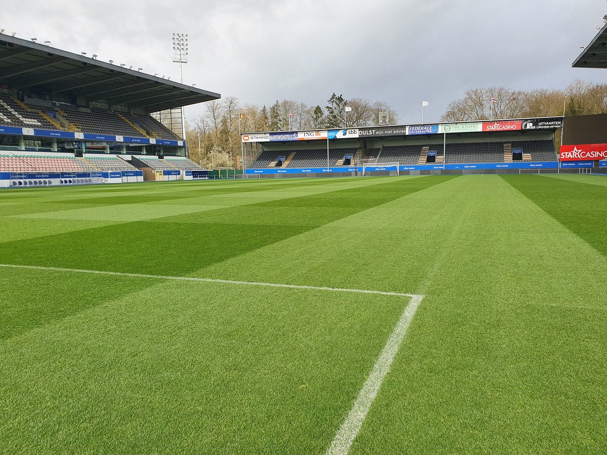 .<a href="/ICL_Turf/">ICL Growing Solutions - Turf & Landscape 🇬🇧🇮🇪</a> ProSelect 1 Premium Pitch glowing at <a href="/OHLeuven/">OH Leuven</a> in late March 👌🌱🌱🔥