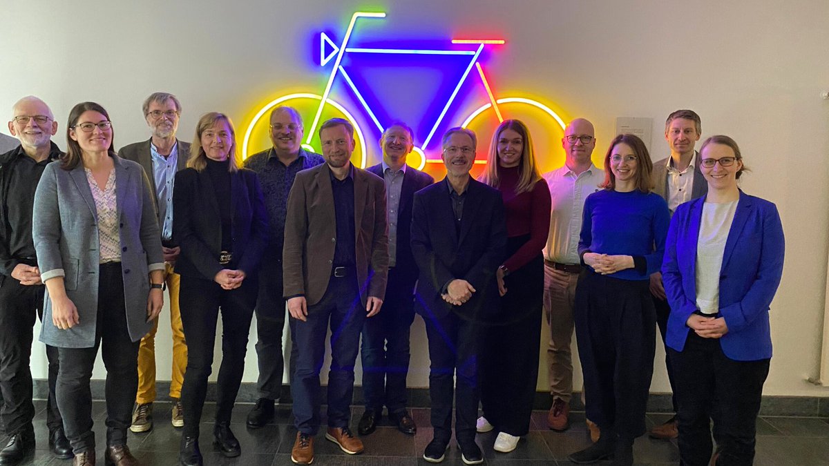 Gestern fand die #Jurysitzung im Bundesministerium für Digitales und Verkehr in Berlin statt! 🤩
Nach zahlreichen Diskussionen und Gesprächen wurden die #Nominierten gewählt! 
Welche Projekte nominiert sind, erfahrt ihr bald hier!

#fahrradpreis #dfp #agfs #bmdv #ziv #vsf