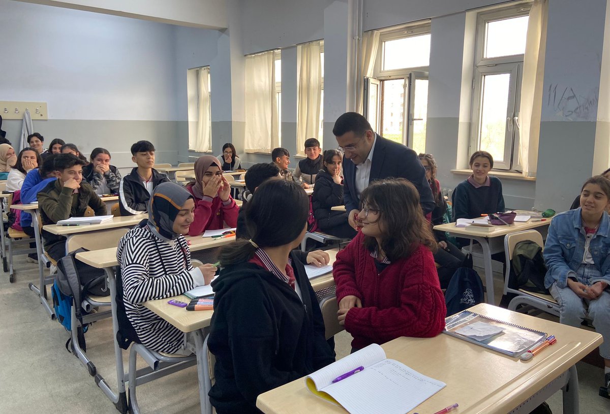 BaglarKaymakam's tweet photo. Kaymakamımız Sayın İsmail Pendik,İlçe Milli Eğitim Müdürü İbrahim Üçköylüoğlu ile birlikte Necip Fazıl Kısakürek Anadolu Lisesini ziyaret etti. 
Kaymakamımız Sayın Pendik, öğrenci ve öğretmenler ile sohbet edip istek ve taleplerini dinleyerek başarılar diledi
 #Bağlar #Diyarbakir https://t.co/Igcy8Cb3IB