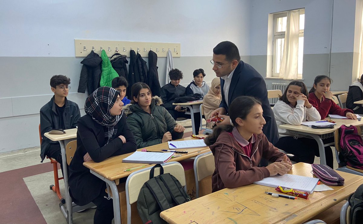 BaglarKaymakam's tweet photo. Kaymakamımız Sayın İsmail Pendik,İlçe Milli Eğitim Müdürü İbrahim Üçköylüoğlu ile birlikte Necip Fazıl Kısakürek Anadolu Lisesini ziyaret etti. 
Kaymakamımız Sayın Pendik, öğrenci ve öğretmenler ile sohbet edip istek ve taleplerini dinleyerek başarılar diledi
 #Bağlar #Diyarbakir https://t.co/Igcy8Cb3IB