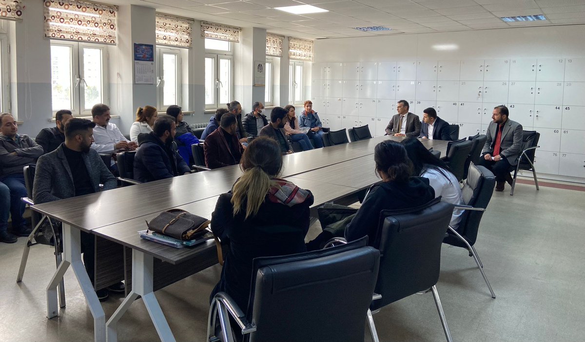 BaglarKaymakam's tweet photo. Kaymakamımız Sayın İsmail Pendik,İlçe Milli Eğitim Müdürü İbrahim Üçköylüoğlu ile birlikte Necip Fazıl Kısakürek Anadolu Lisesini ziyaret etti. 
Kaymakamımız Sayın Pendik, öğrenci ve öğretmenler ile sohbet edip istek ve taleplerini dinleyerek başarılar diledi
 #Bağlar #Diyarbakir https://t.co/Igcy8Cb3IB