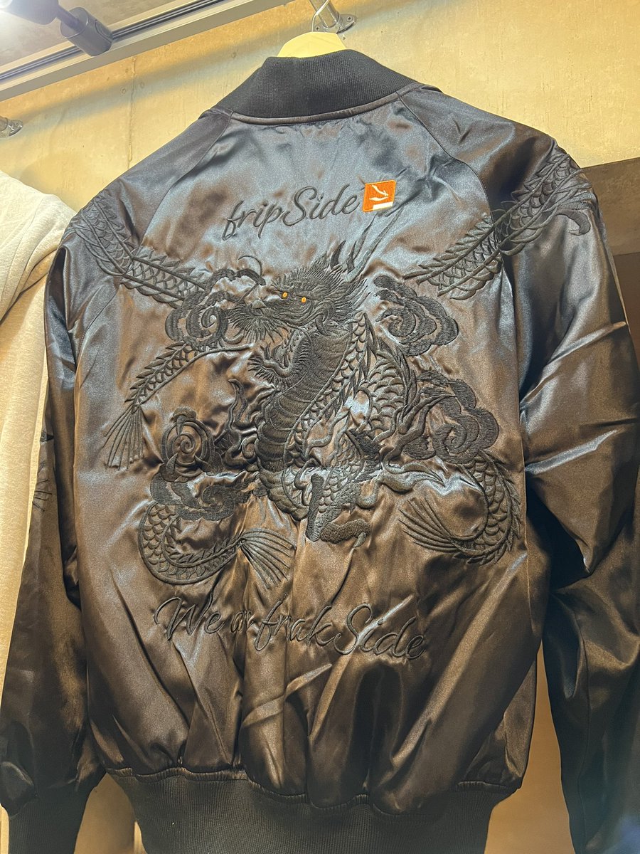 granphic's tweet photo. fripSideスカジャン届いたーー！かっこいい(๑⃙⃘´༥`๑⃙⃘)

オールブラックなのも後ろの刺繍が肩から前に繋がってるのもオレンジのハイライトも裏地の金もすごくいい☺️星姫製さすがだー(〃´o｀) https://t.co/Vkgx9FGFla