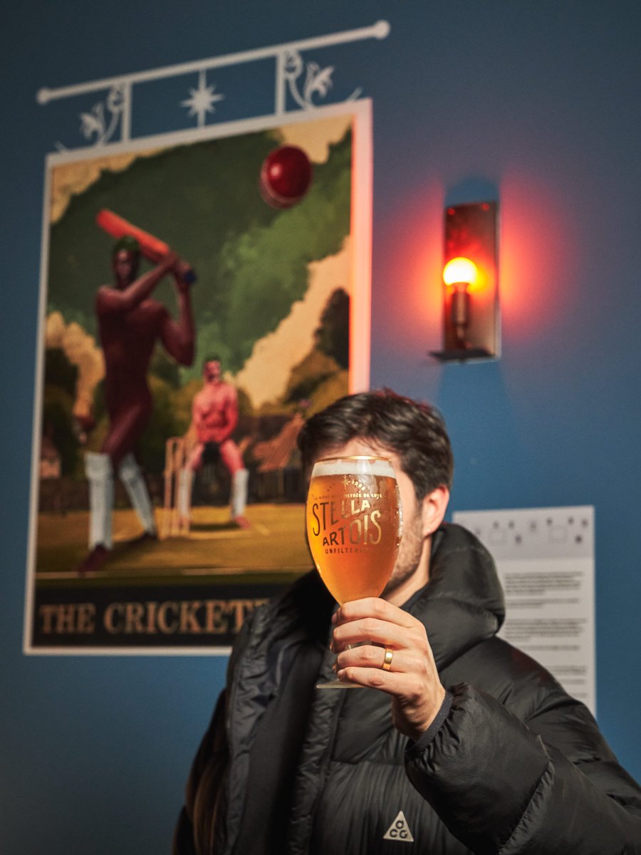 Artist @Reubendangerman has made a name for himself creating satirical work heavily influenced by current affairs and his UK surroundings. We invited him to reimagine 'The Cricketers' 🏏🍻 Purchase a print or bid on the original here: stellapubsigns.com #StellaPubSigns