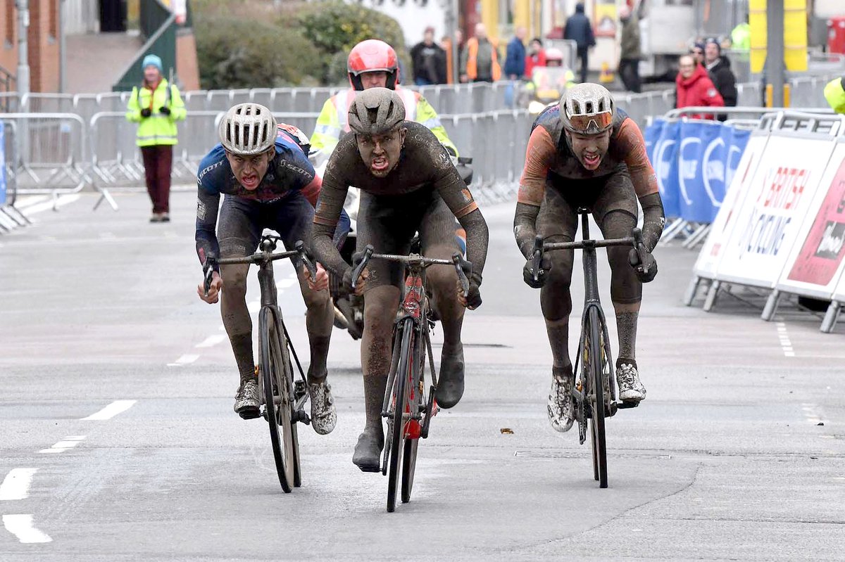 Very interesting to see two bikes with Rim Brakes come out on top in the CiCLE Classic last weekend. Conditions could not have been worse and yet the riders on those bikes got them to the finish to sprint to victory ... are disc brake bikes really necessary on the road? #Riders?