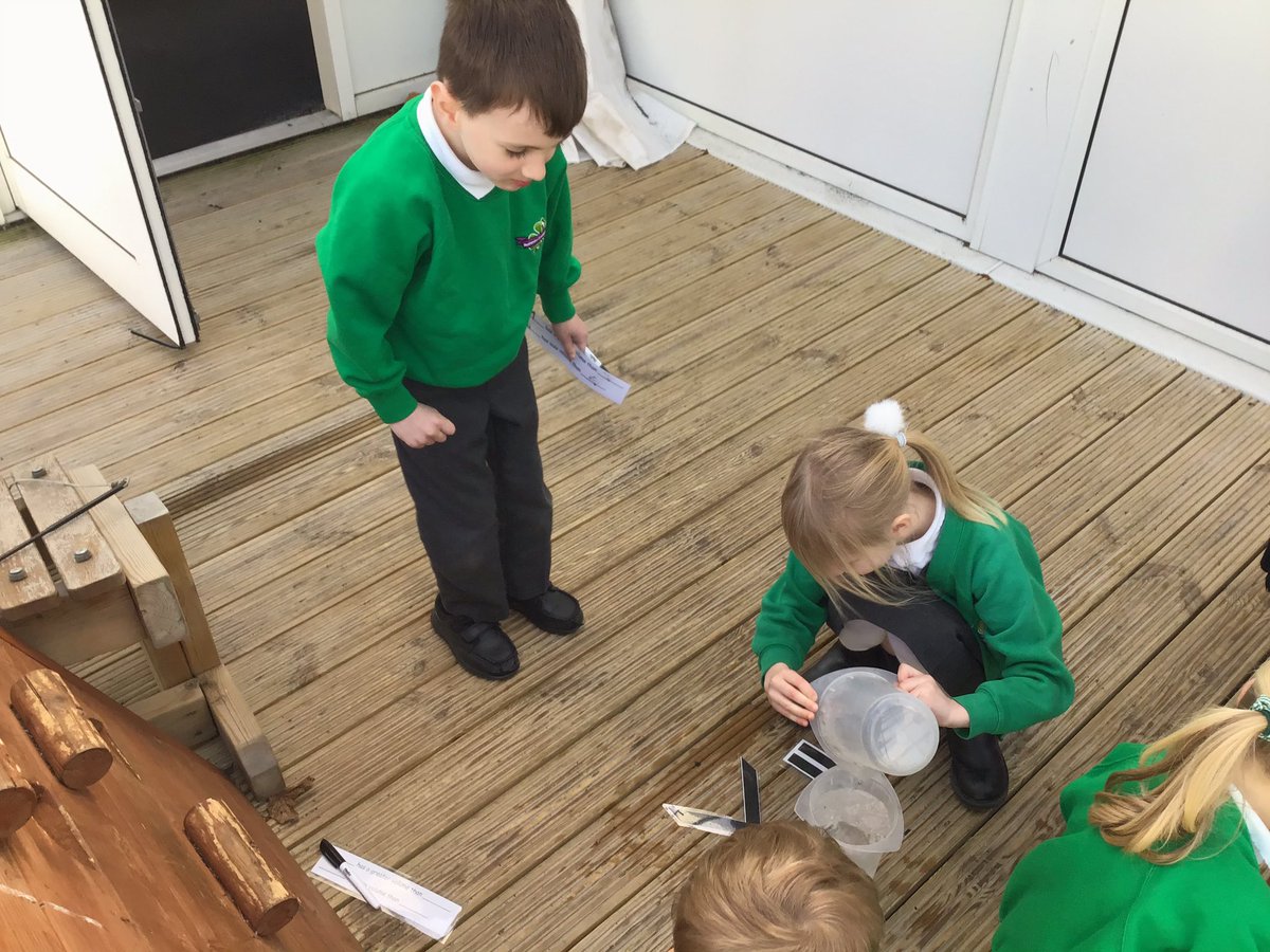 CloverfieldsSch's tweet photo. The year 1βs in parrot class have been comparing and measuring volume. #cloverfieldsmaths https://t.co/DZIeUoMbeG