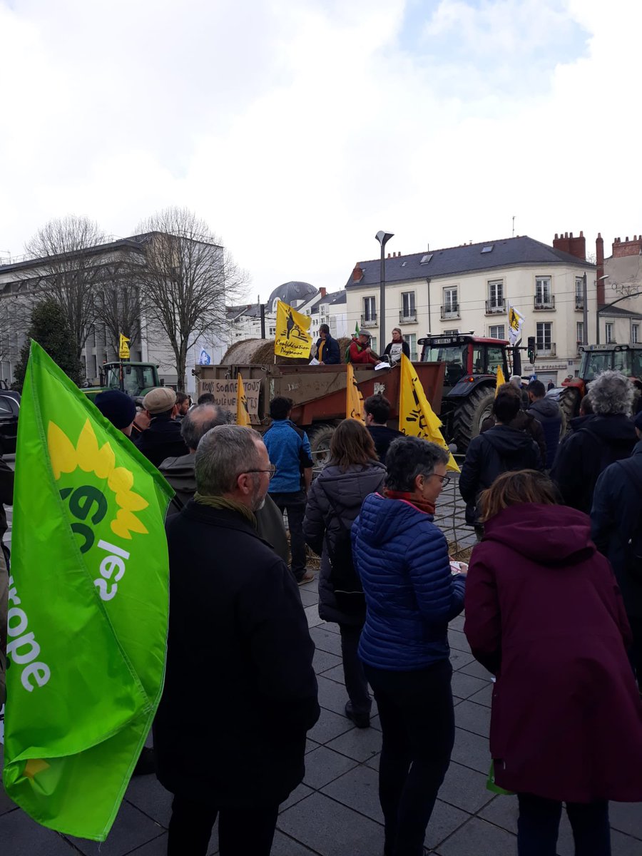 L’agriculture bio se mobilise aujourd’hui à #Nantes pour défendre un modèle agricole respectueux des humains et de tout le vivant. La loi #egalim doit être respectée ! 

C’est la bio qu’il faut soutenir plutôt que les #megabassines