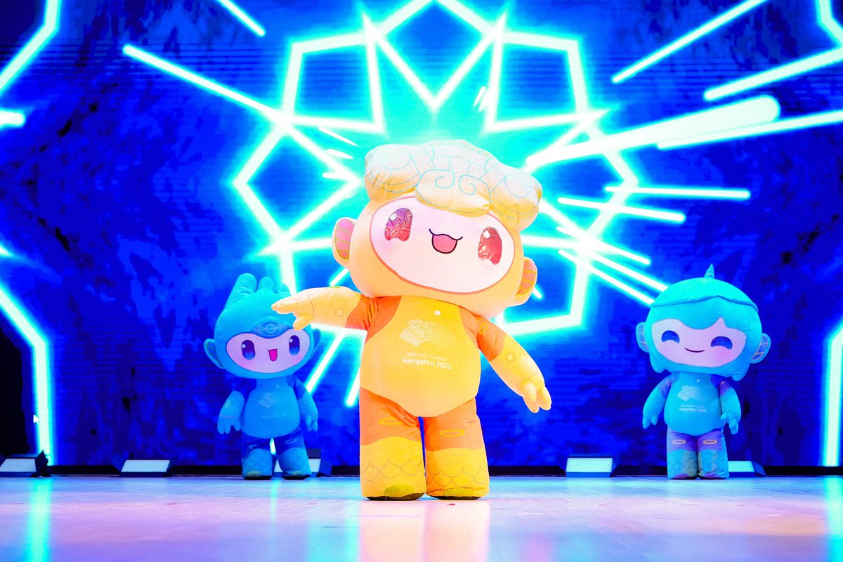 hangzhoufeel's tweet photo. 😍The mascots of #Hangzhou #AsianGames, Chen Chen, Cong Cong and Lian Lian, performed a cute fashion show with models dressed in traditional Chinese #cheongsam, pushing the atmosphere to a climax.

#GenZ #sports #university #GoMascotsGo https://t.co/ZXw9gptBry