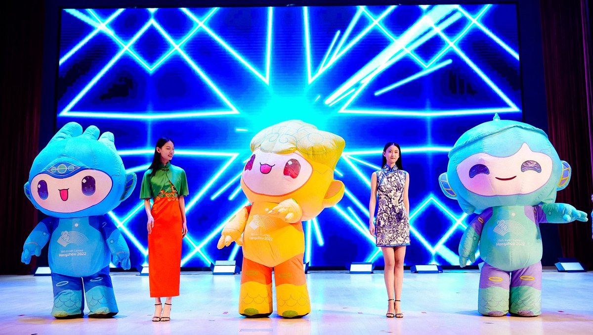 hangzhoufeel's tweet photo. 😍The mascots of #Hangzhou #AsianGames, Chen Chen, Cong Cong and Lian Lian, performed a cute fashion show with models dressed in traditional Chinese #cheongsam, pushing the atmosphere to a climax.

#GenZ #sports #university #GoMascotsGo https://t.co/ZXw9gptBry