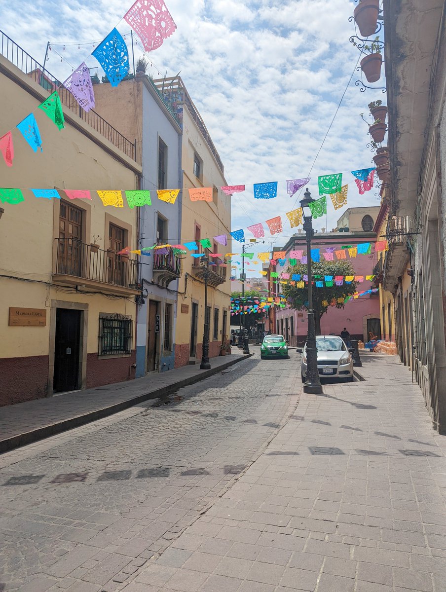 すごいカワイイ街、グアナファト❣ 散歩が楽しすぎる😊 メキシコでよく見かける道の上のカラフルな飾りは、パペルピカド(Papel picado / 切り刻んだ紙)っていうらしい🎵
