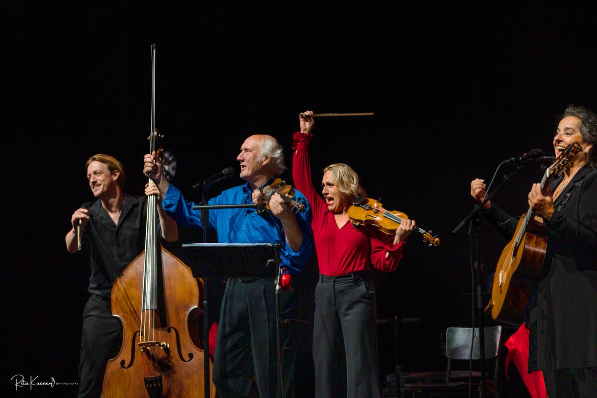 Zondagmiddag speelden wij in de propvolle Koningin Elisabethzaal te Antwerpen de laatste voorstelling van de Covid steeplechase. Volgende week begint onze Nederlandse tour, twee aan twee aan drie en niet meer dwars door Europa van hot naar… tinyurl.com/2fczz58c