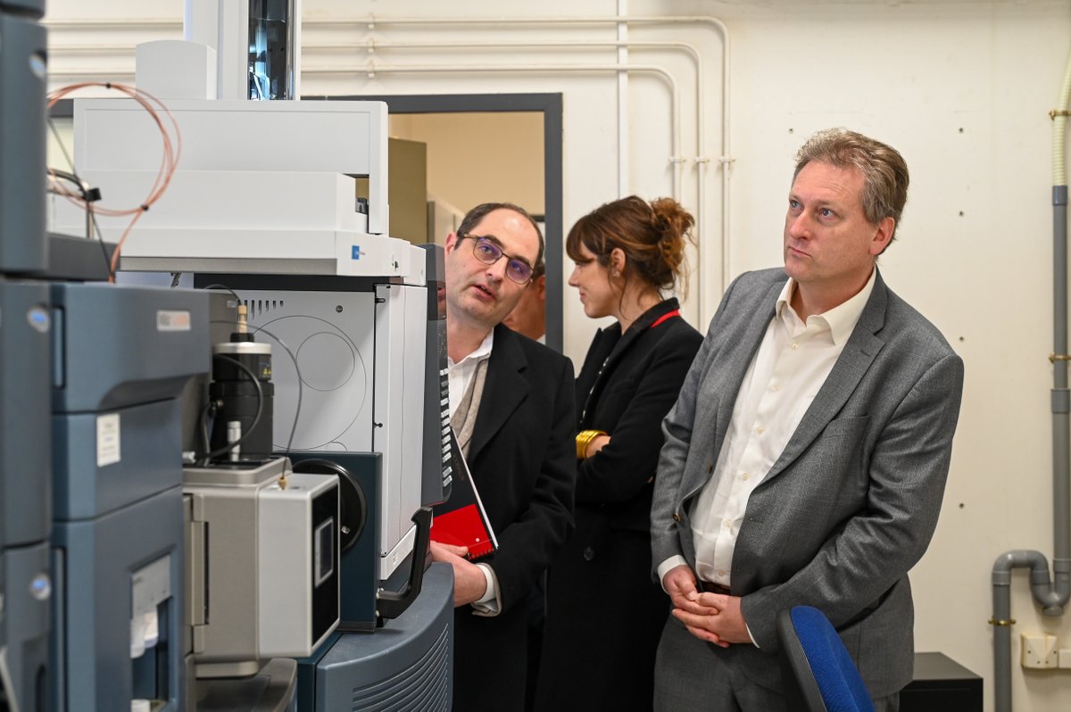 ENSICAEN's tweet photo. Les dirigeants d’Eastman, dont la future usine utilisera une technologie de "renouvellement des polyesters" pour recycler jusqu’à 160 000 tonnes de déchets plastiques par an, échangent avec les chercheurs des laboratoires LCS et LCMT.#matériauxmoléculaires #bioressources #chimie https://t.co/zVDgaoMHhB