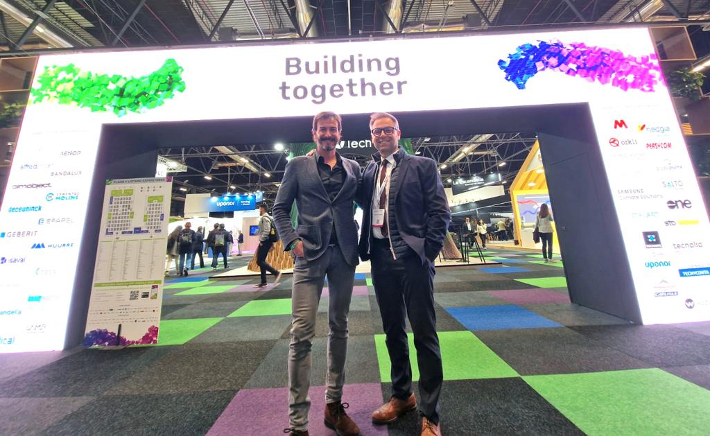 DOMObyINDALSU's tweet photo. ¡Allá vamos en este tercer y último día de @rebuild!

Nuestros compañeros, Carles Moliner y Antonio Domínguez presentes en el evento que buscar promover el cambio de modelo #constructivo de la #edificación.

 #UnMundoAlQueCuidar #REBUILD2023 @Ifema https://t.co/BdbJ7ePtQ0