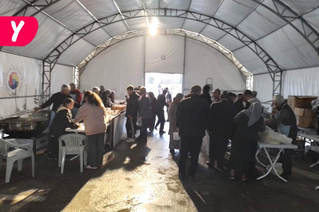 yemeksepeti's tweet photo. TOBB iş birliğimiz çerçevesinde Adıyaman'da Ramazan’ın ilk günü başlayan yemek dağıtım organizasyonumuz bayram sonuna kadar devam edecek. 1000 kişi kapasiteli alanda vatandaşlarımızın iftarlarını rahat bir şekilde açmalarını hedefliyoruz. @RHisarciklioglu @TOBBiletisim @bakimert https://t.co/dqwODnOULM
