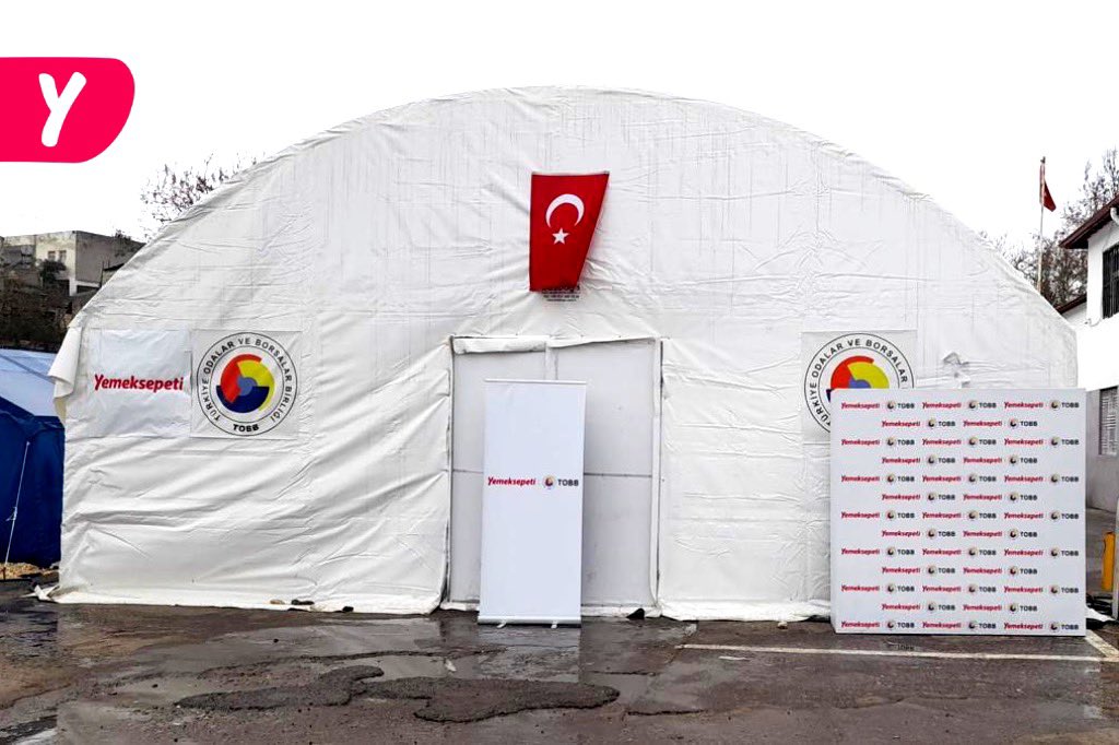 yemeksepeti's tweet photo. TOBB iş birliğimiz çerçevesinde Adıyaman'da Ramazan’ın ilk günü başlayan yemek dağıtım organizasyonumuz bayram sonuna kadar devam edecek. 1000 kişi kapasiteli alanda vatandaşlarımızın iftarlarını rahat bir şekilde açmalarını hedefliyoruz. @RHisarciklioglu @TOBBiletisim @bakimert https://t.co/dqwODnOULM