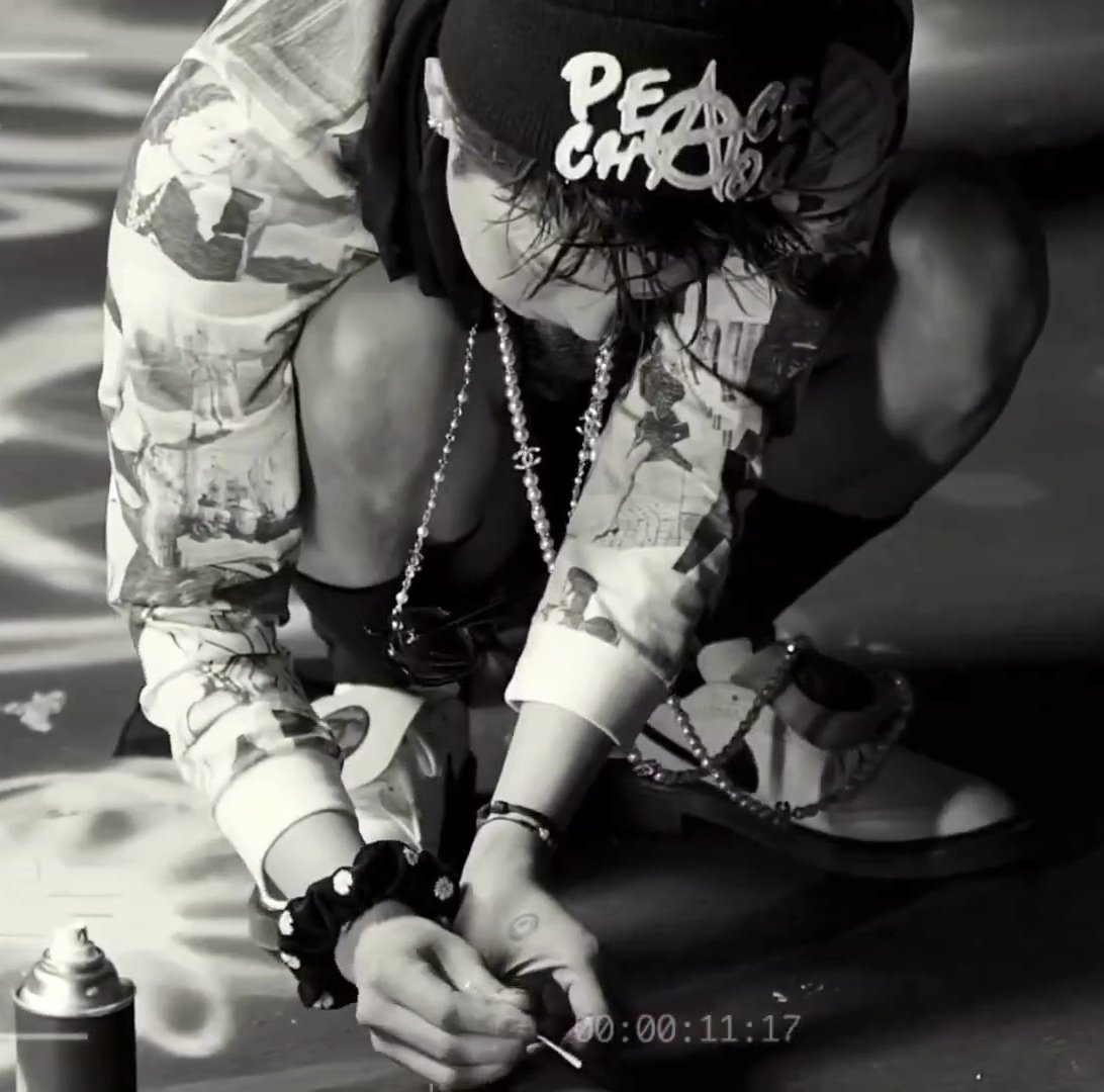 CultOfJiddies_'s tweet photo. G-Dragon x Harper's Bazaar (Behind the Scene clip) #TheIrreplaceableMan
#GDRAGON #권지용 #지드래곤 @IBGDRGN #GDRAGONxBAZAAR https://t.co/8KtAVwnyQN