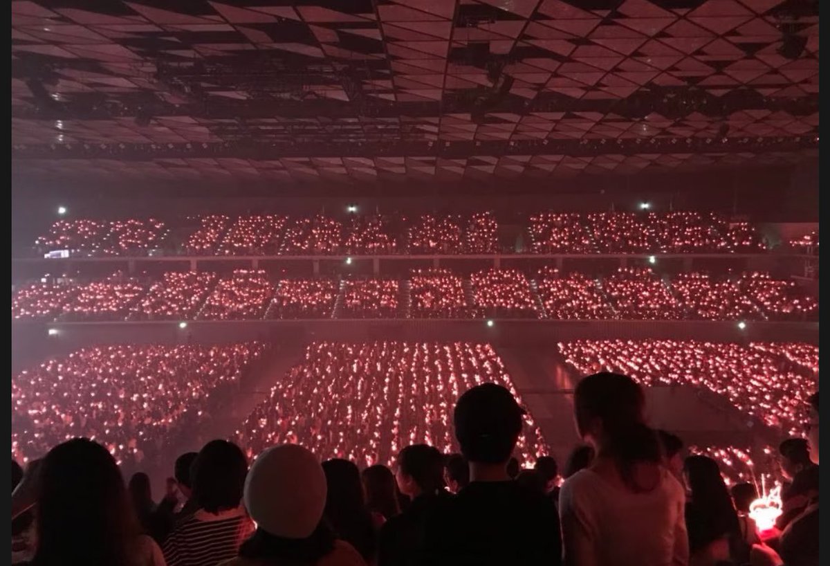 varietypsy's tweet photo. Look at how pretty kim mandubongs are with a large crowd 🥺🥺 this is what red velvet and reveluvs deserve!! 

BIGGER VENUES FOR RED VELVET

#레드벨벳글로벌투어를위한더큰행사장
#RedVelvetDeservesBetter 
#ลัฟวี่ไม่เอาธันเดอร์โดม https://t.co/jAspJglI1O