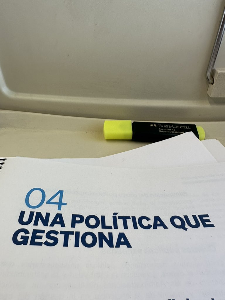 AliciaGarcia_Av's tweet photo. El tren, de Madrid a #Ávila, es un lugar habitual de trabajo más.

Aquí no se para, ni se puede parar. 

¡ Seguimos ! 

Esta tarde más y mejor #Ávila #EntreTodos 💙🇪🇸 https://t.co/XIJs7zTBLE